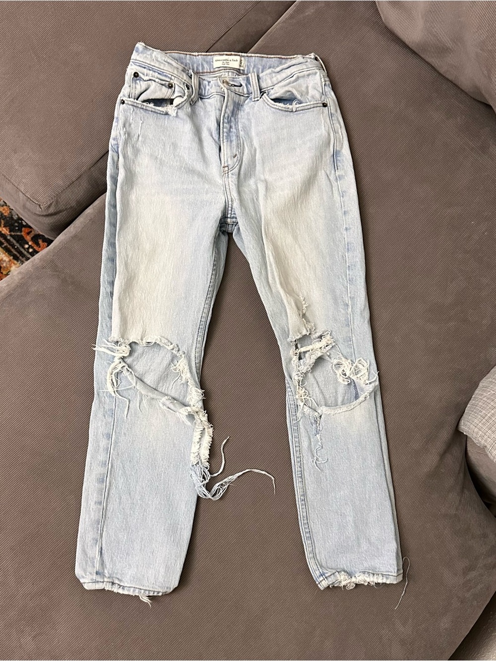 Abercrombie & Fitch The Mom High Rise Jean 27/4s Light Wash Distressed 27x24